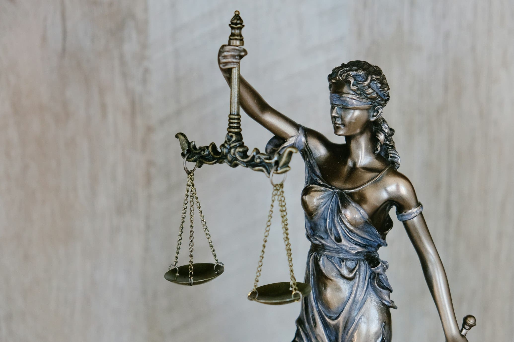 Estátua da Justiça com balança e venda nos olhos