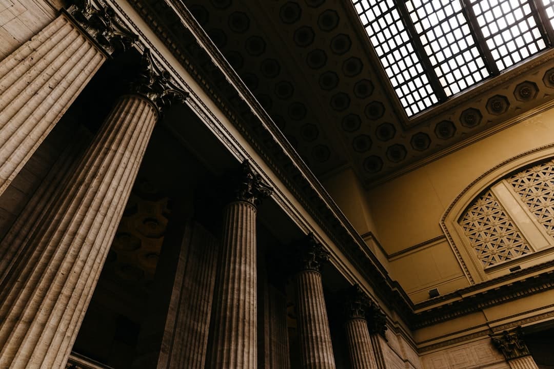 Interior de tribunal com colunas clássicas, ambiente onde ocorrem os julgamentos criminais